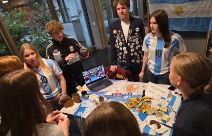 Am Argentinien-Stand wird es gesellig – mit landestypischen Spezialitäten und spannenden Geschichten